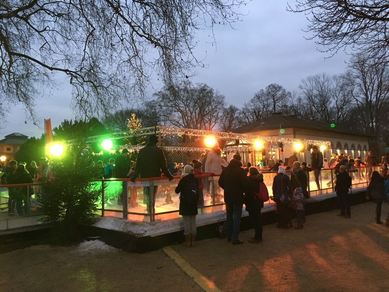 Eislaufbahn von aussen in Bad Homburg bei Frankfurt